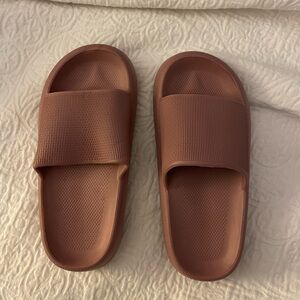 Mauve cloud slides! Size 7 women’s 🎀